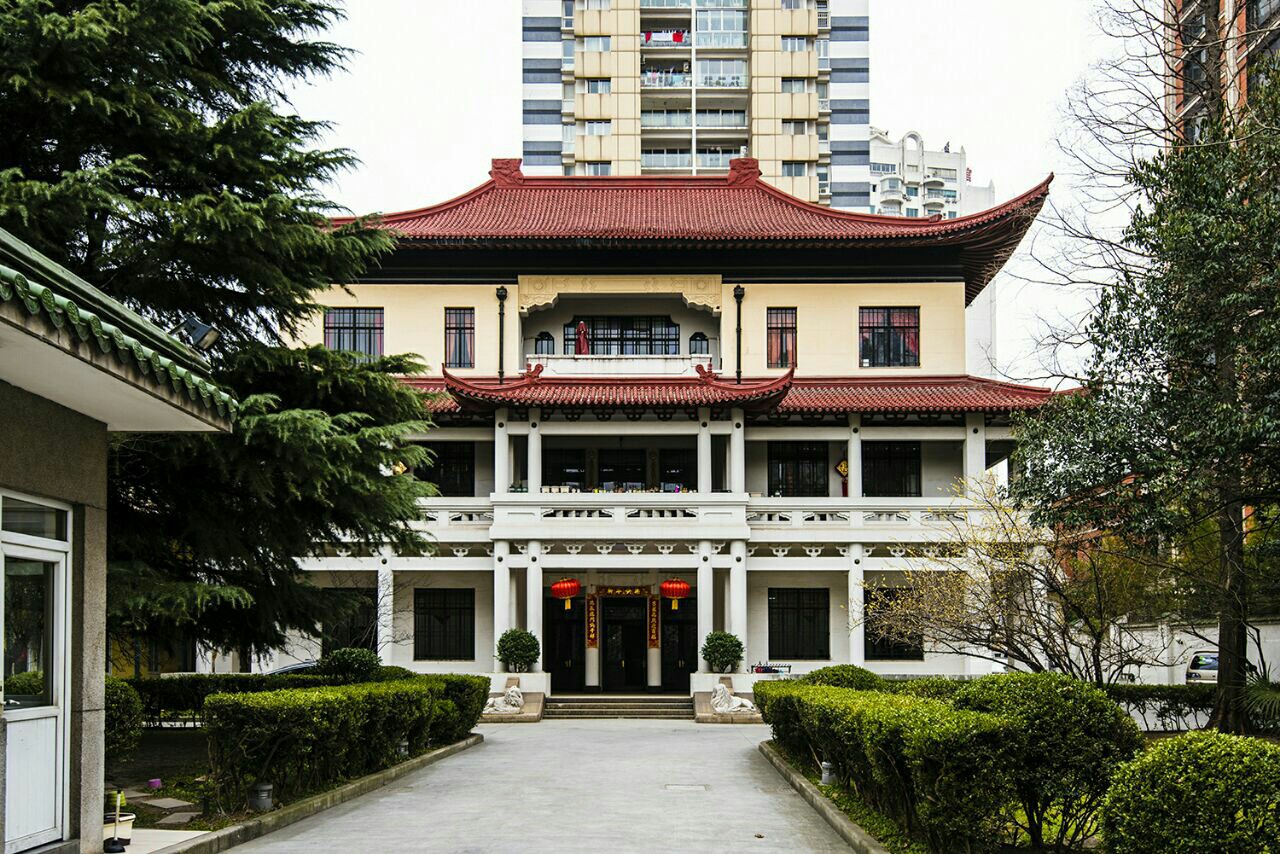 新华路200号是一座中国传统宫殿式建筑,重檐大屋顶,屋面覆盖着红色