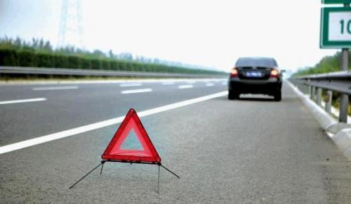 高速开车遇故障,黑衣女子竟站在行车道内求助