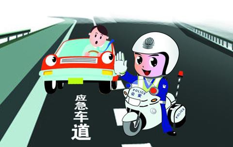 高速开车遇故障,黑衣女子竟站在行车道内求助