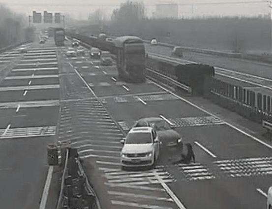 高速开车遇故障,黑衣女子竟站在行车道内求助