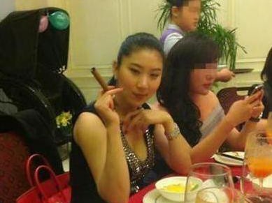 84岁谢贤身强力壮，谢霆锋喜当哥？豪车送年轻后妈