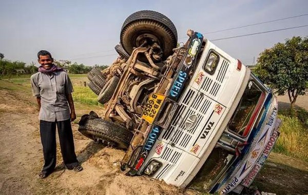 不止中国有祭车 隔壁印度三哥更疯狂
