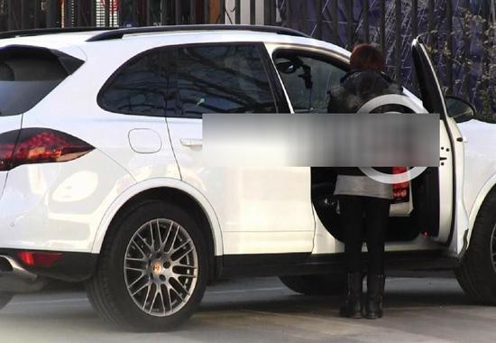 事情过去,姚笛依旧美丽,事业再起步豪车想买就