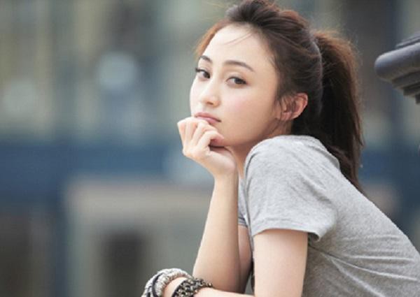 事情过去,姚笛依旧美丽,事业再起步豪车想买就