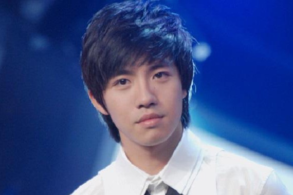 俞灏明不理微博嘲讽，活的有声有色，驾奢华座驾游玩