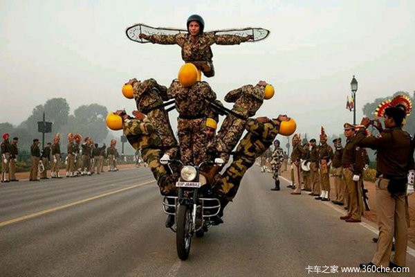 不止中国有祭车 隔壁印度三哥更疯狂