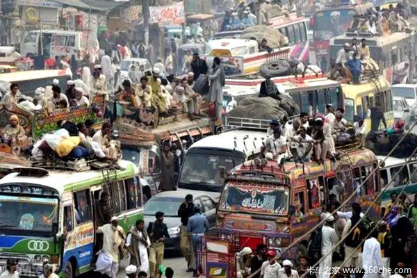 不止中国有祭车 隔壁印度三哥更疯狂