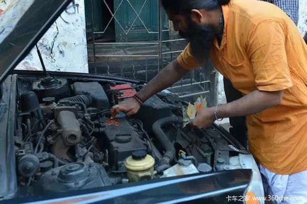 不止中国有祭车 隔壁印度三哥更疯狂