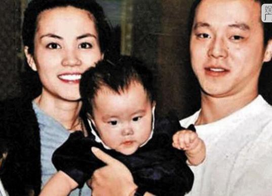 曝窦唯三度结婚再得女 与现任妻子照片流出