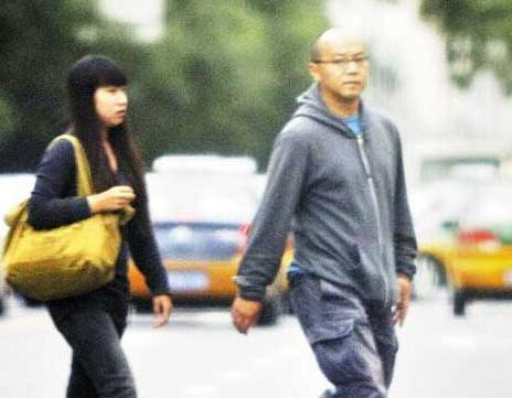 曝窦唯三度结婚再得女 与现任妻子照片流出