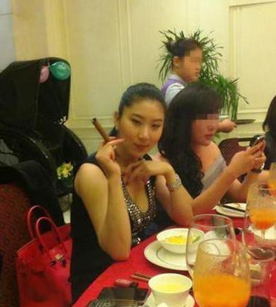 84岁谢贤与小女友甜蜜逛街,豪车出行,相当的甜