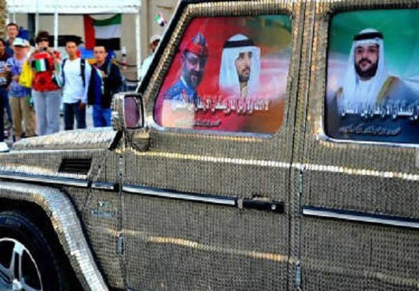 闪瞎!中东土豪又炫富,就差直接撒钱了-手机新浪