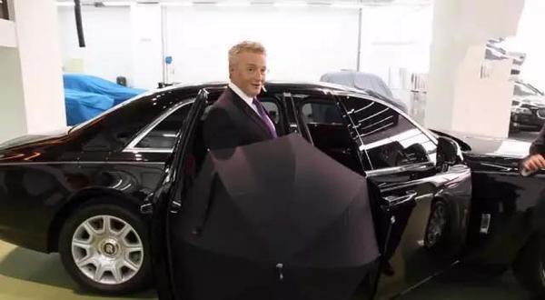 为什么劳斯莱斯车门里都会配备一把雨伞?-手机新浪汽车