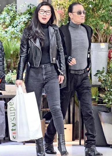 84岁谢贤身体特别棒,豪车带小54岁女友外出游