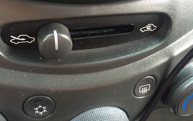 冬天车窗哈气多 教你如何快速清除雾气