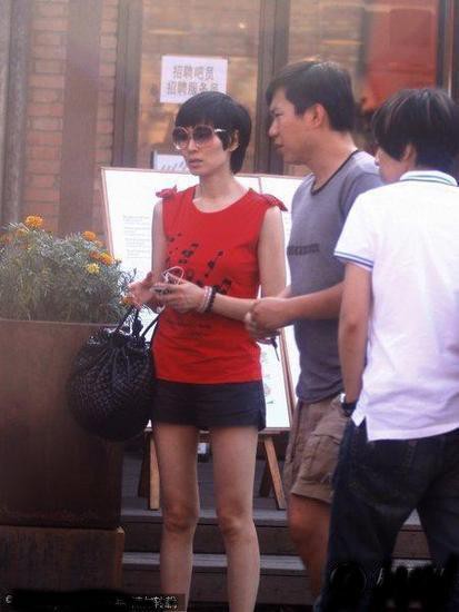 曾经最耀眼的美女主播,如今瘦的皮包骨头,与早期在主持《同一首歌》的形象大相径庭。