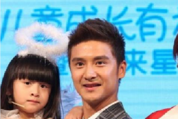 田亮包铁塔示爱妻子，豪车送经纪人，开跑车只送个礼