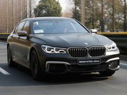 宝马要是认真做性能车，7系的性能也让超跑汗颜！