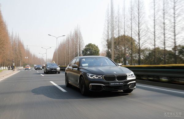 宝马要是认真做性能车，7系的性能也让超跑汗颜！