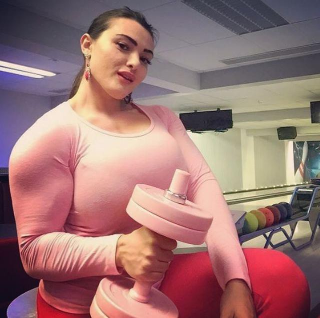 前凸后翘的金刚芭比 身材太强壮男朋友竟与她分手