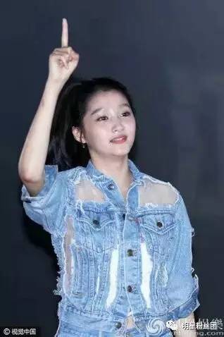 关晓彤出席活动没穿内衣只好用手捂住真是相当尴尬
