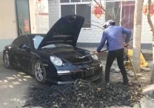 牛人开跑车返城，用保时捷拉黑炭，女同事说做面膜用