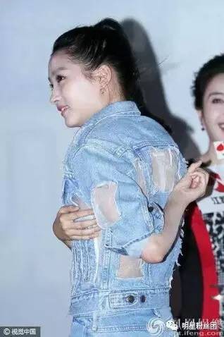 关晓彤出席活动没穿内衣只好用手捂住真是相当尴尬