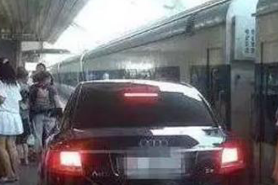 春运列车满载过年气氛，这车胜过宾利，牛气冲天进站