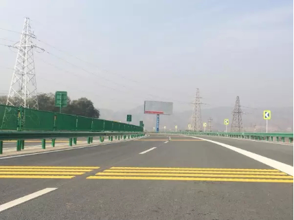 知识贴:过减速带到底刹不刹车?