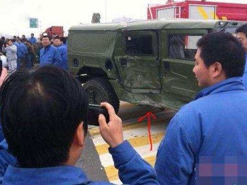 国产悍马对撞货车 钢板厚就是不一样！