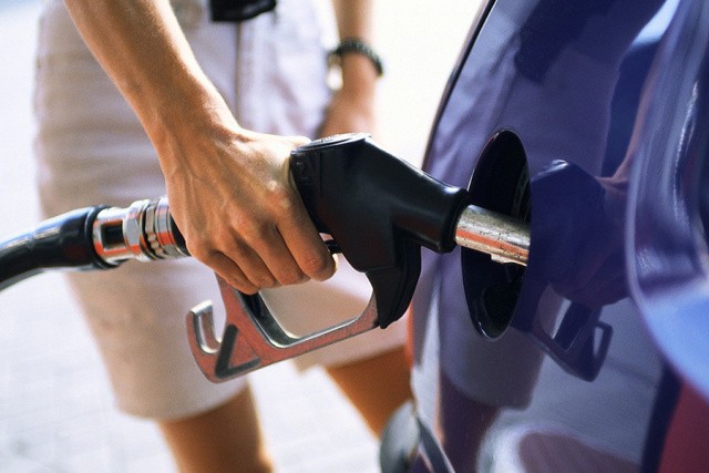 油箱见底后能跑多远?油箱见底加油毁车吗?-手