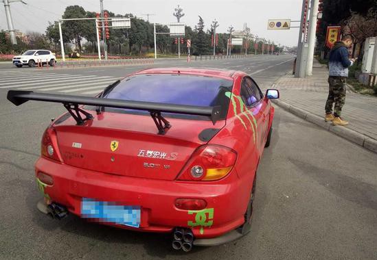 街头现法拉利跑车，警察检查十分惊讶，网友直呼真牛