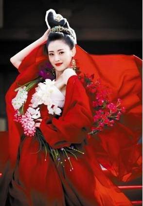 所以她就不太适合了,假想一下她成了女MC,估计能跟其余几个男人称兄道弟了!