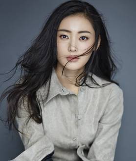 而宋茜呢,留刘海是真的挺少女的~