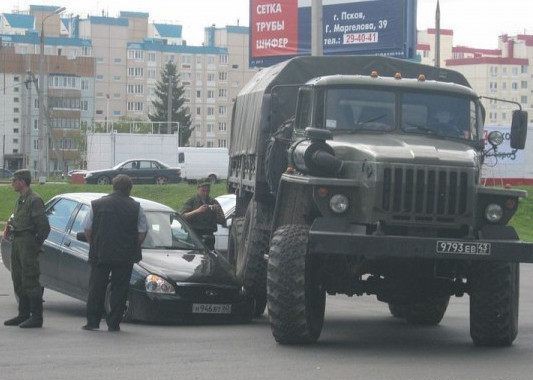 卡车差点压扁小车 车主为啥不敢吭声？