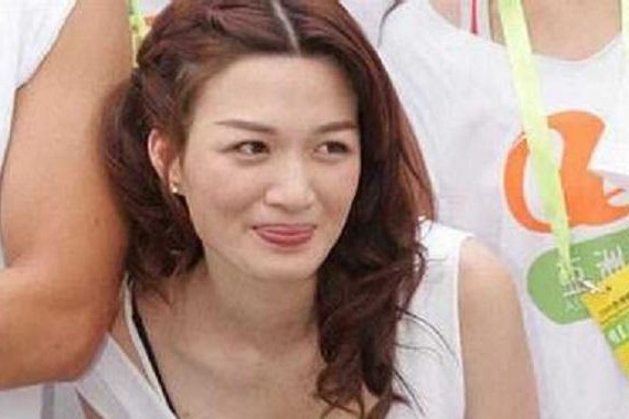 8亿阔太陈少霞百万豪车上街，却只花5百块持家有道