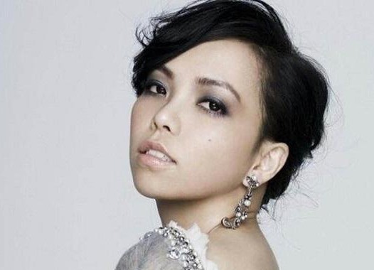 张惠妹年近半百婚期近，男友小六岁和她座驾一样惹眼