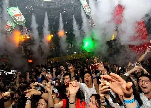 “夜店男”开这辆10万块的SUV，居然搞定了邻家妹子