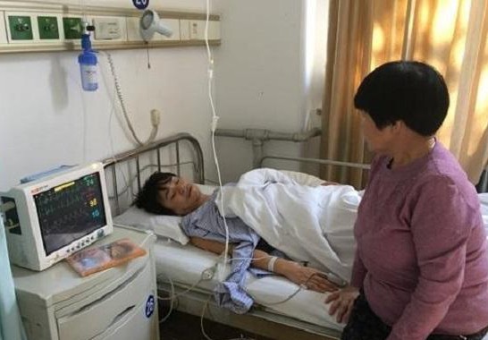 王宝强住院取身体钢板，床前老母陪伴，座驾只剩一辆