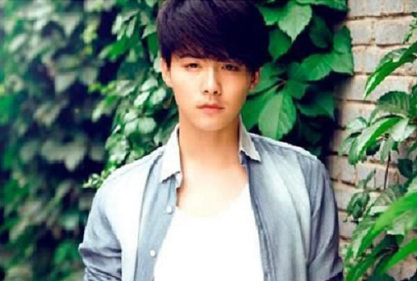 帅气马天宇被评为最时尚面孔,给家人买豪车自