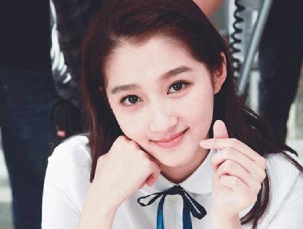 关晓彤亲自下厨为父亲过生日,豪车采购花钱不