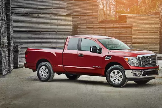 奔驰车主瞧不起农村小伙，看到人家的车后不敢说话了