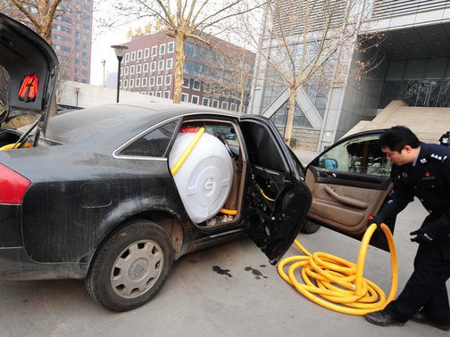 天子脚下偷油也疯狂！这俩奥迪专偷大货车