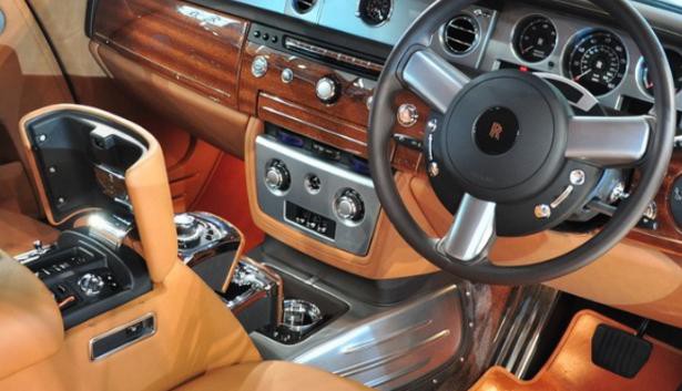 豪门张国立,干女儿嫁达芙妮董事长,出行座驾豪