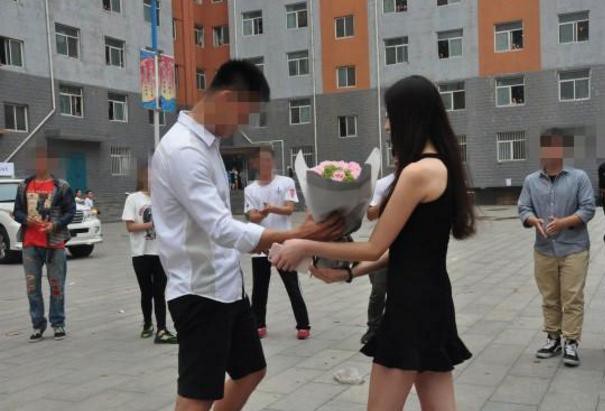 校园示爱屡见不鲜，小伙豪车告白引围观，女主角泪目
