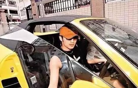 谢霆锋忙工作,外出都是商务车,曾撞毁多少豪华