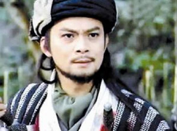 昔日乔峰郭靖,现省钱买廉价地摊裤子,也要买跑