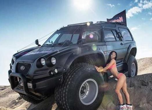 比悍马还大的越野车，排气管在车顶！！