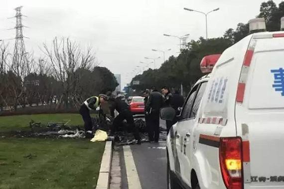 绍兴超跑交通事故，现场惨烈引发大火，豪车面目全非