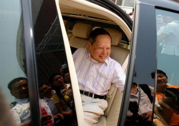 翁帆近照显憔悴,与杨振宁前妻神似,获送豪车豪